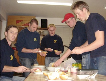 Jahreshauptversammlung in Bornim, Kameraden beim Brötchen schmieren