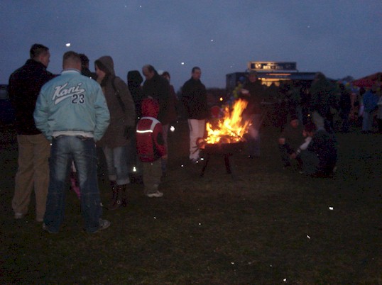 Besucher an einer Feuerschale