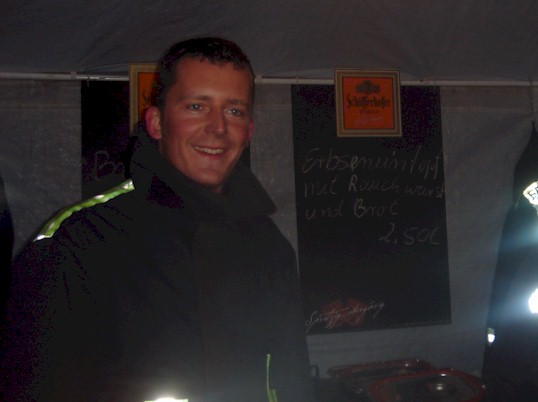 Kamerad Blöss am Verkaufsstand