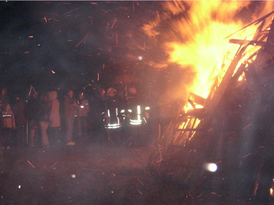 Besucher vor dem Osterfeuer