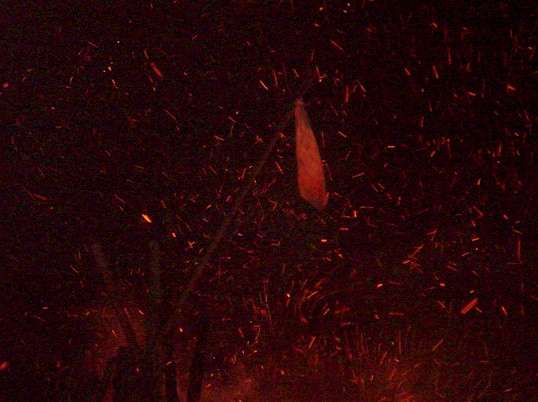 Besucher vor dem Osterfeuer