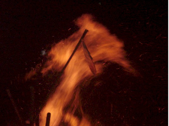 Besucher vor dem Osterfeuer