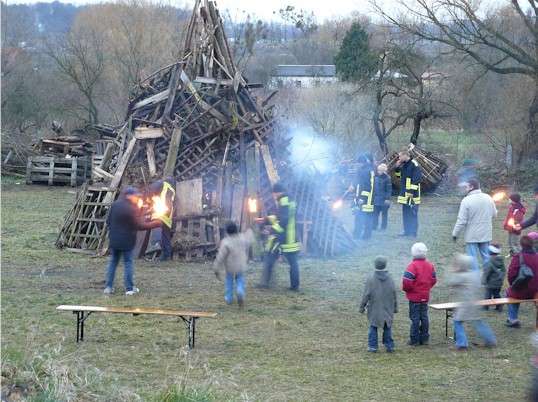 Das Osterfeuer wird angez&uuml;ndet