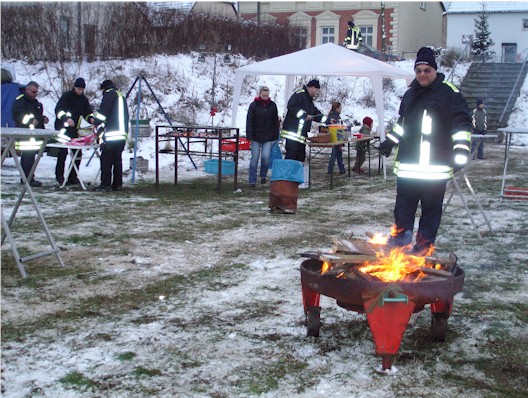 Weihnachtsbaumfeuer - Der Wehrleiter an einer Feuerschale