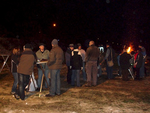 Weihnachtsbaumfeuer - Kinder rutschen im Schnee die B&ouml;schung herunter