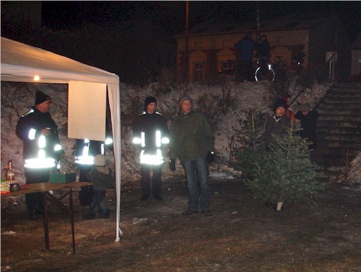Weihnachtsbaumfeuer - Kinder rutschen im Schnee die B&ouml;schung herunter