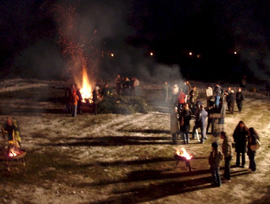 Weihnachtsbaumfeuer - Kinder mit Wunderkerzen