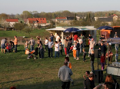 Festplatz mit Besuchern des Osterfeuers
