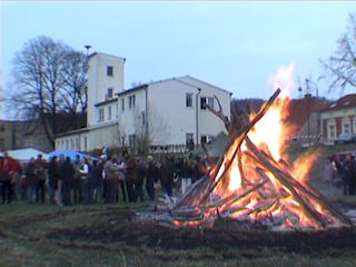 Osterfeuer im Hintergrund das Gerätehaus