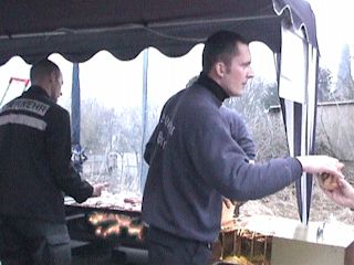 Die Kameraden packen kräftig zu