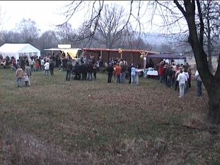 Die Kameraden beim Vorbereiten des Osterfeuers, eingroßer Holzstapel, der LKW und im Hintergrund das Tanklöschfahrzeug