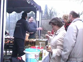 Die Kameraden packen kräftig zu