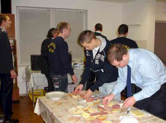 Jahreshauptversammlung in Bornim, Kameraden beim Brötchen schmieren