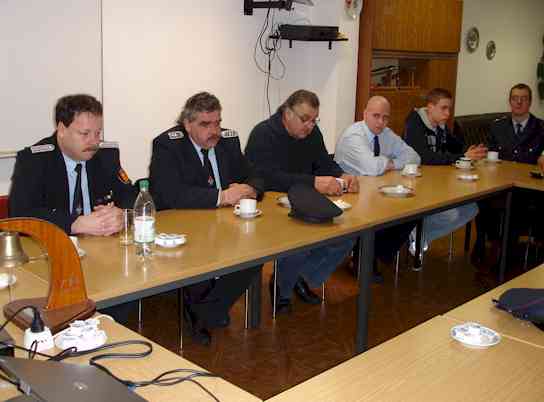 Jahreshauptversammlung in Bornim, die Kameraden hören zu