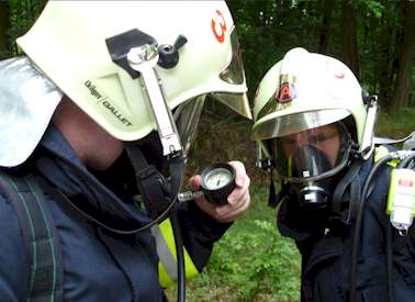  Pressluftatmer anlegen und Druck &uuml;berpr&uuml;fen