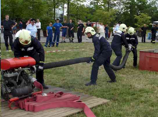 FF Bornim beim Wettkampf, ankoppeln der Saugschl&auml;uche