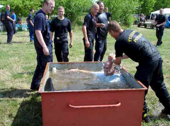 Der Wehrführer im Wasserbehälter