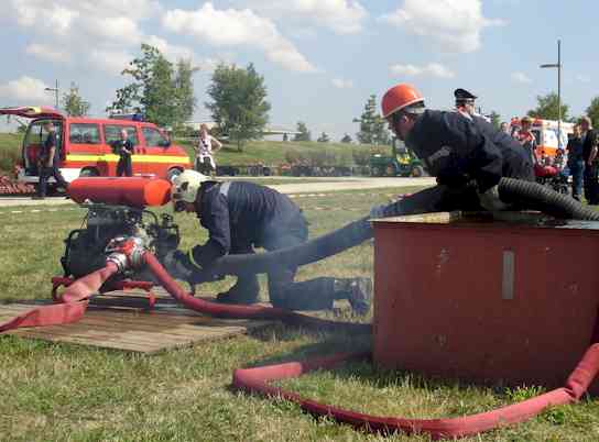 Jugendmannschaft von Bornim beim Wettkampf, ankoppeln des Saugschlauches sn die TSA