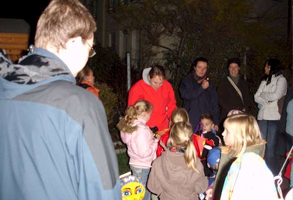 Kinder beim Umzug mit teilweise selbst gebastelten Laternen