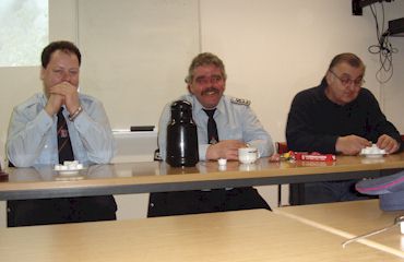 Jahreshauptversammlung in Bornim, die Kameraden hören zu