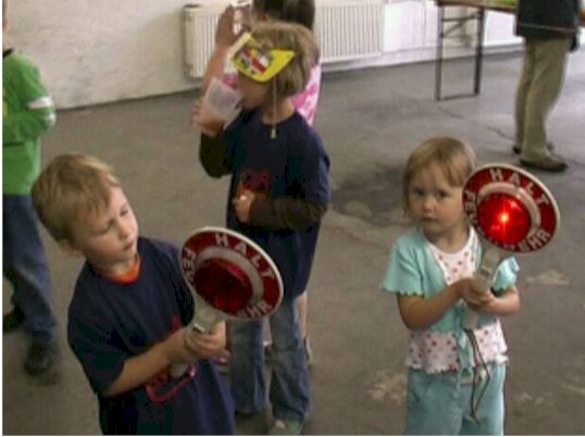 Kinder im Ger&auml;tehaus mit Feuerwehrkellen