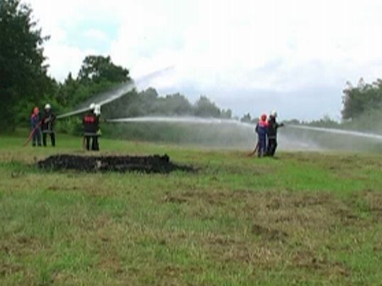 Feuerwehrm&auml;nner mit L&ouml;schschl&auml;uchen beim L&ouml;schangriff