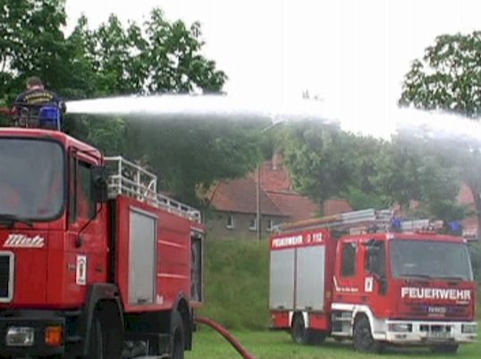 Dachmonitor des Tankl&ouml;schfahrzeugs bei der Wasserabgabe