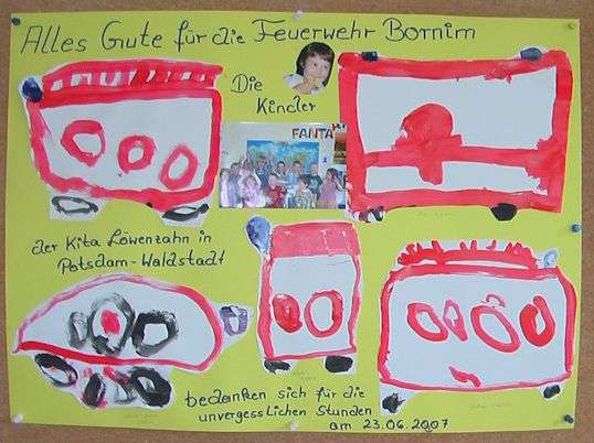 Feuerwehrm&auml;nner mit L&ouml;schschl&auml;uchen beim L&ouml;schangriff