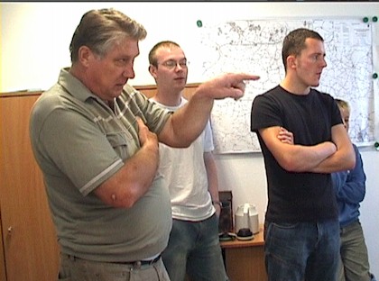 Der Leiter der zentrale Herr erl&auml;utert die Funktionsweise